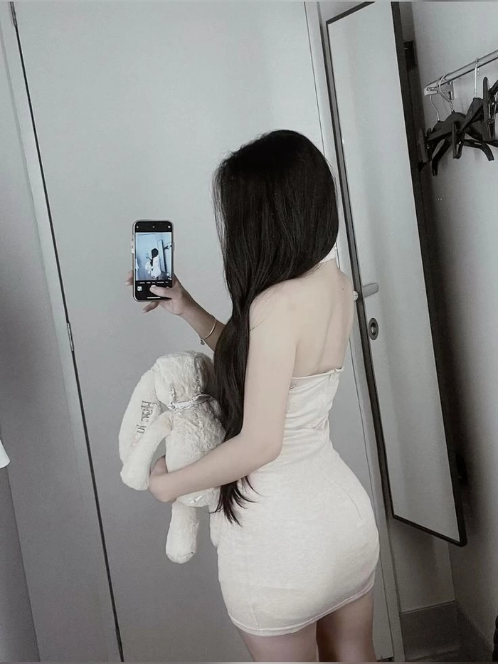 Ảnh gái xinh chụp quay lưng nhìn rất cuốn