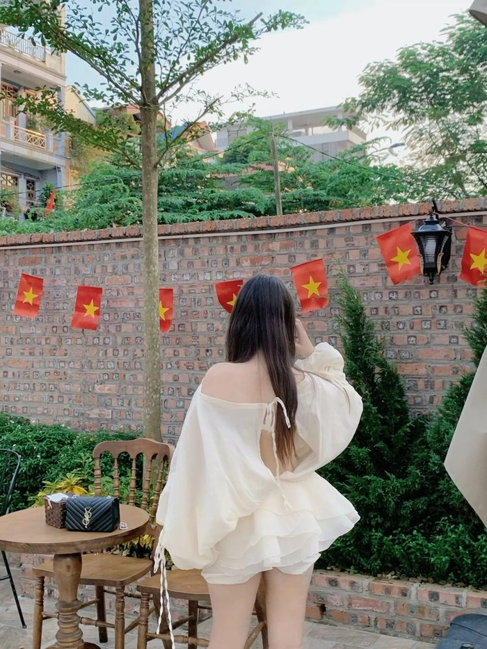 Ảnh gái xinh chụp sau lưng thần thái tự nhiên