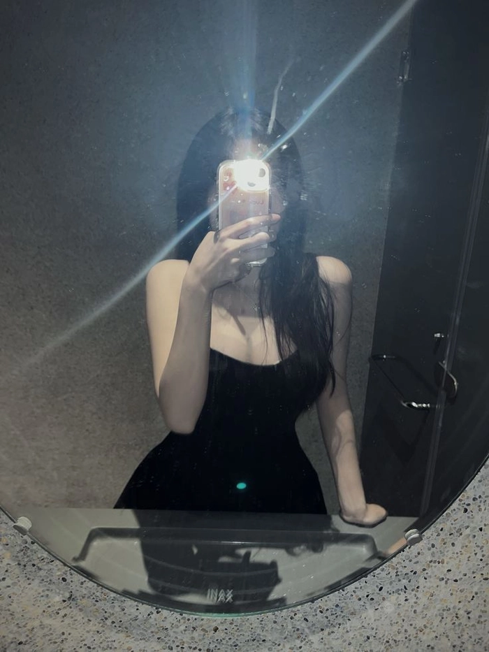 Ảnh gái xinh chụp trước gương che mặt bí ẩn