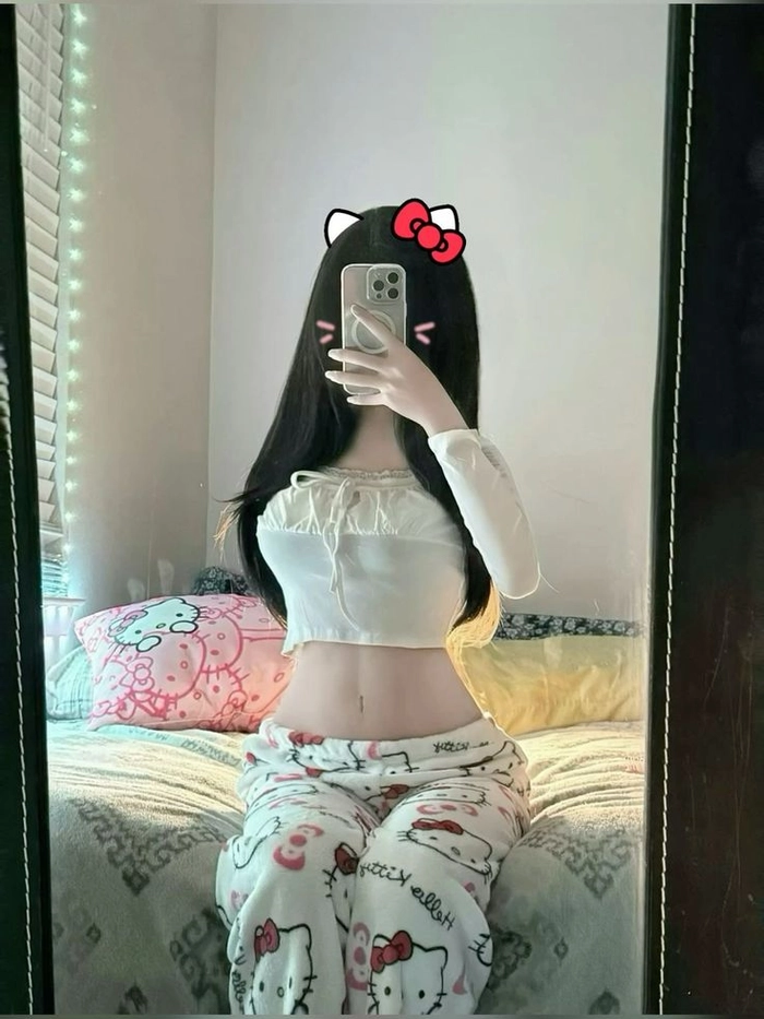 Ảnh gái xinh chụp trước gương che mặt nổi bật