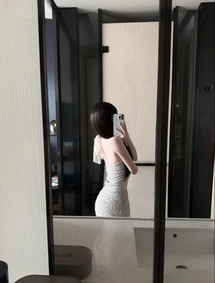 Ảnh gái xinh chụp trước gương che mặt phong cách hiện đại