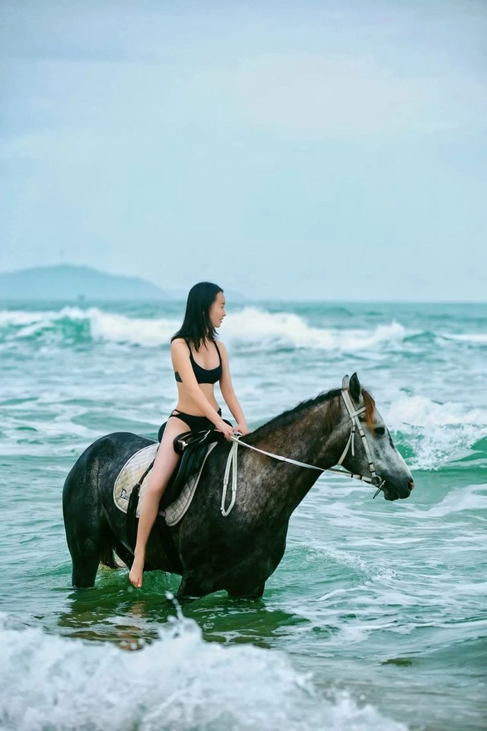 Ảnh gái xinh cưỡi ngựa phong cách cuốn hút