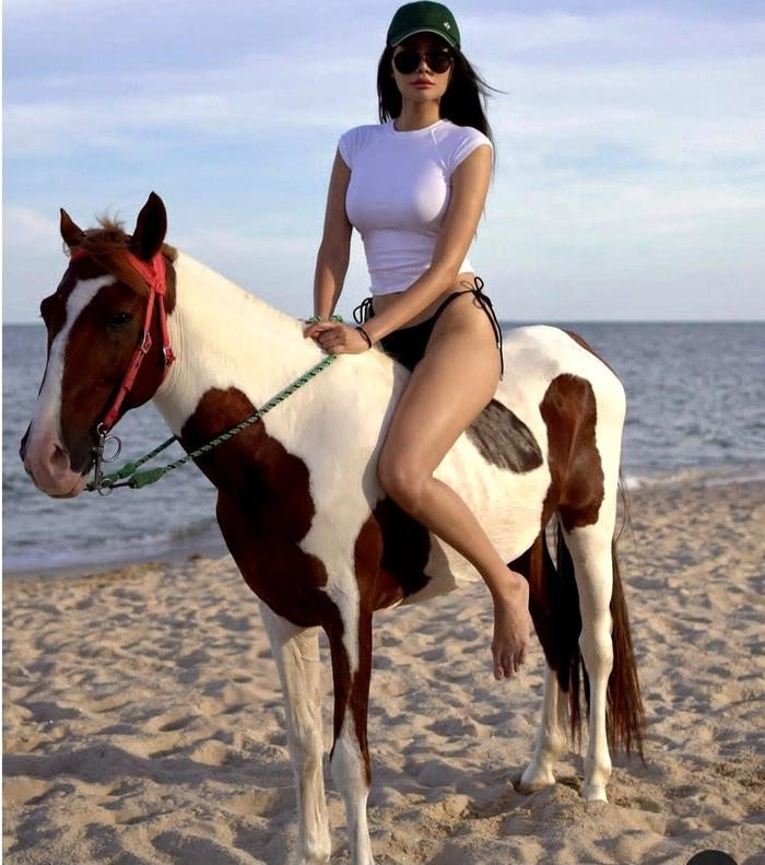 Ảnh gái xinh cưỡi ngựa phong cách thể thao
