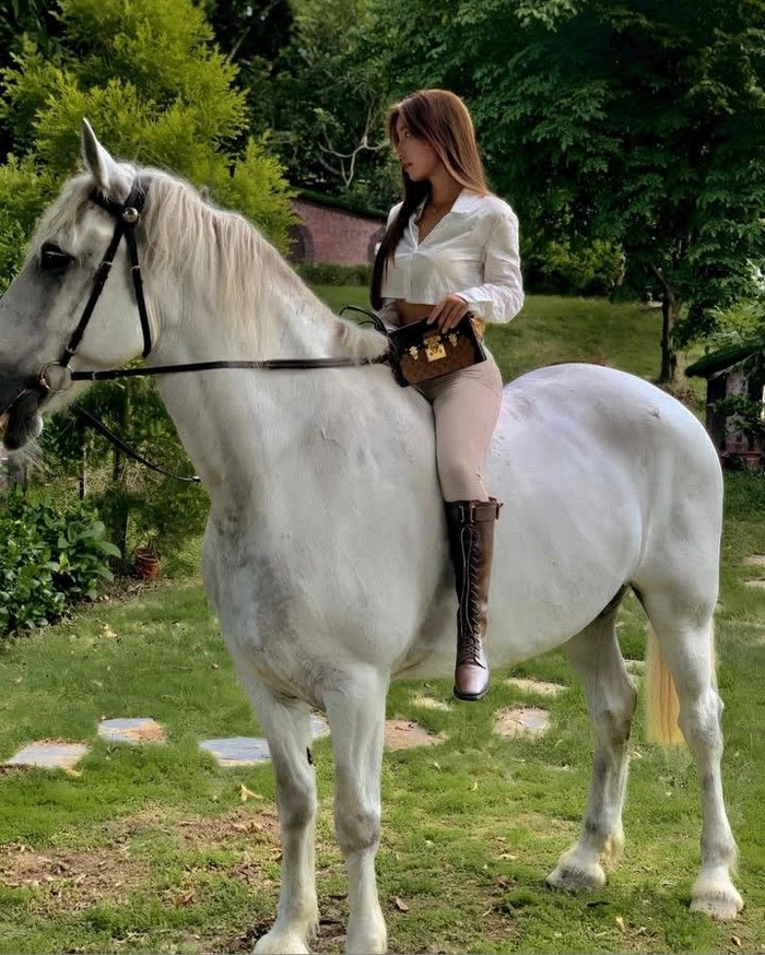 Ảnh gái xinh cưỡi ngựa phong cách tự do