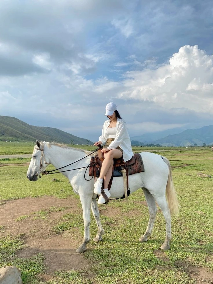 Ảnh gái xinh cưỡi ngựa thể hiện cá tính riêng