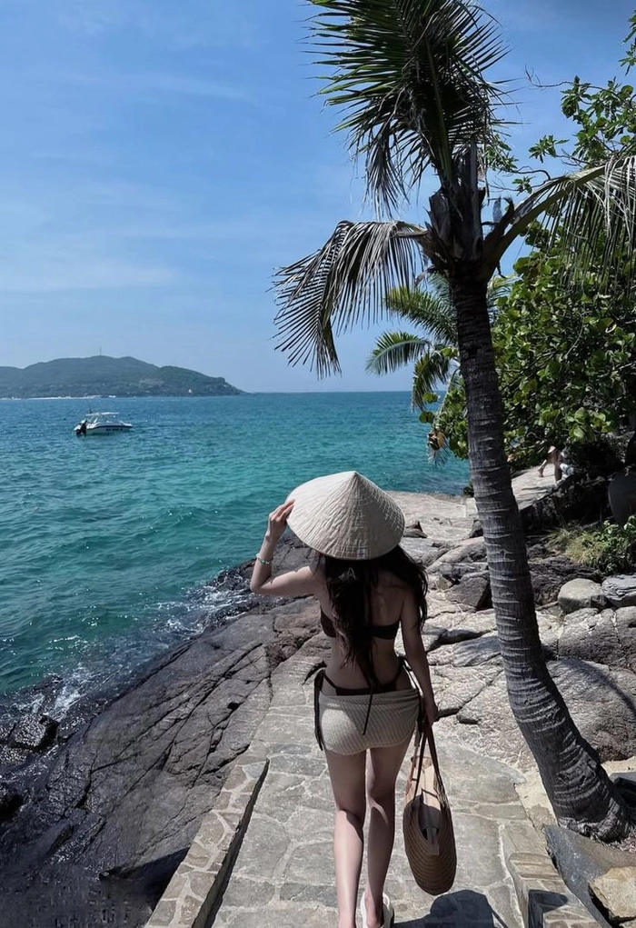 Ảnh gái xinh cute quay lưng dễ thương