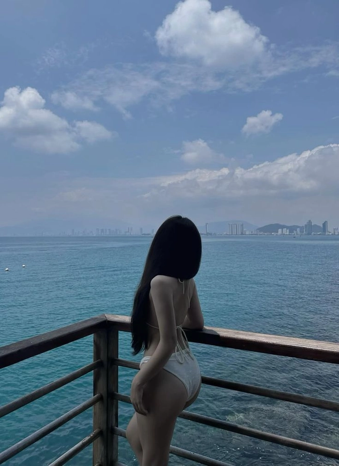 Ảnh gái xinh cute quay lưng nhìn dễ thương