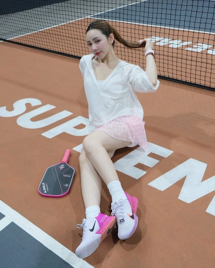 Ảnh gái xinh đánh pickleball tự nhiên