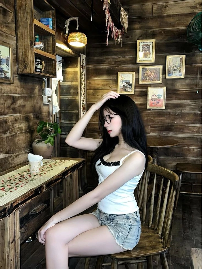 Ảnh gái xinh đeo kính cute hiện đại