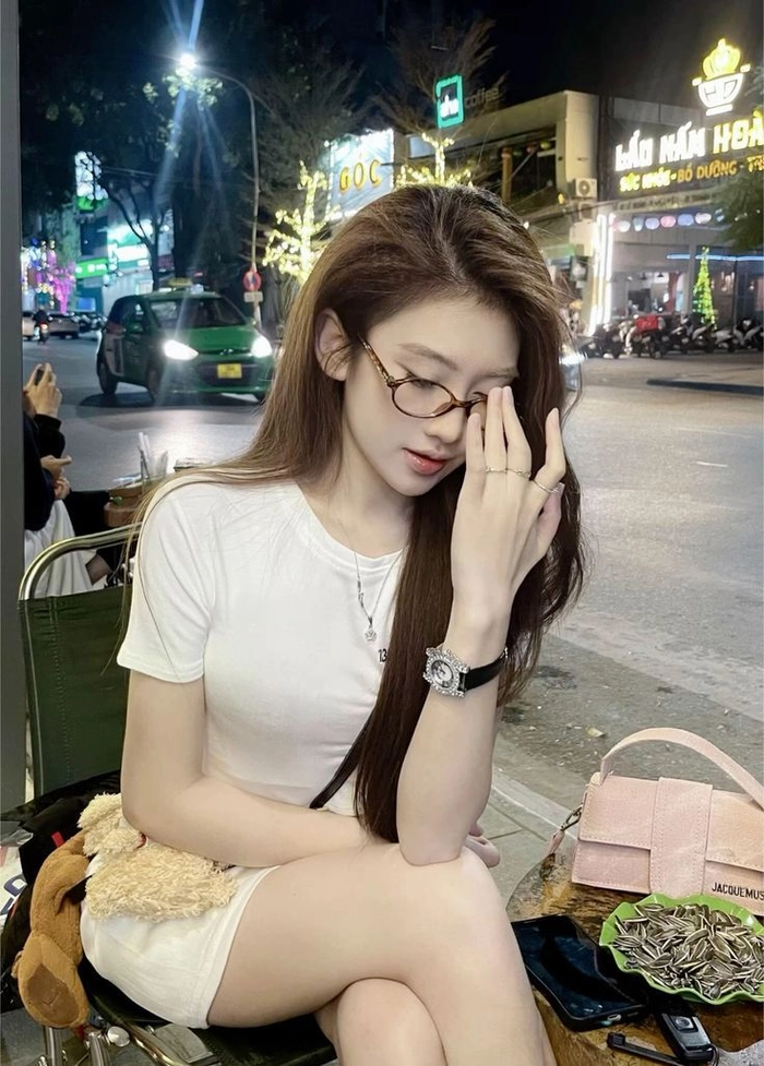 Ảnh gái xinh đeo kính thần thái cuốn hút