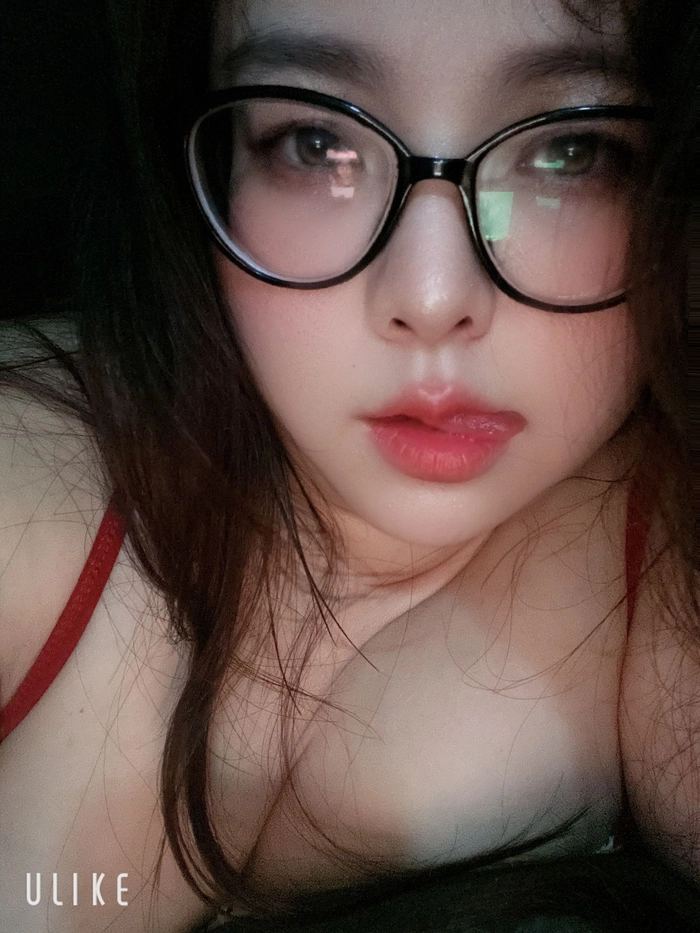 Ảnh gái xinh đeo kính tròn dễ thương