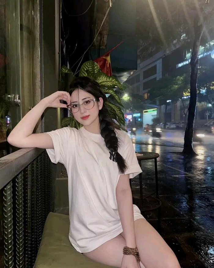 Ảnh gái xinh đeo kính tròn phong cách vintage