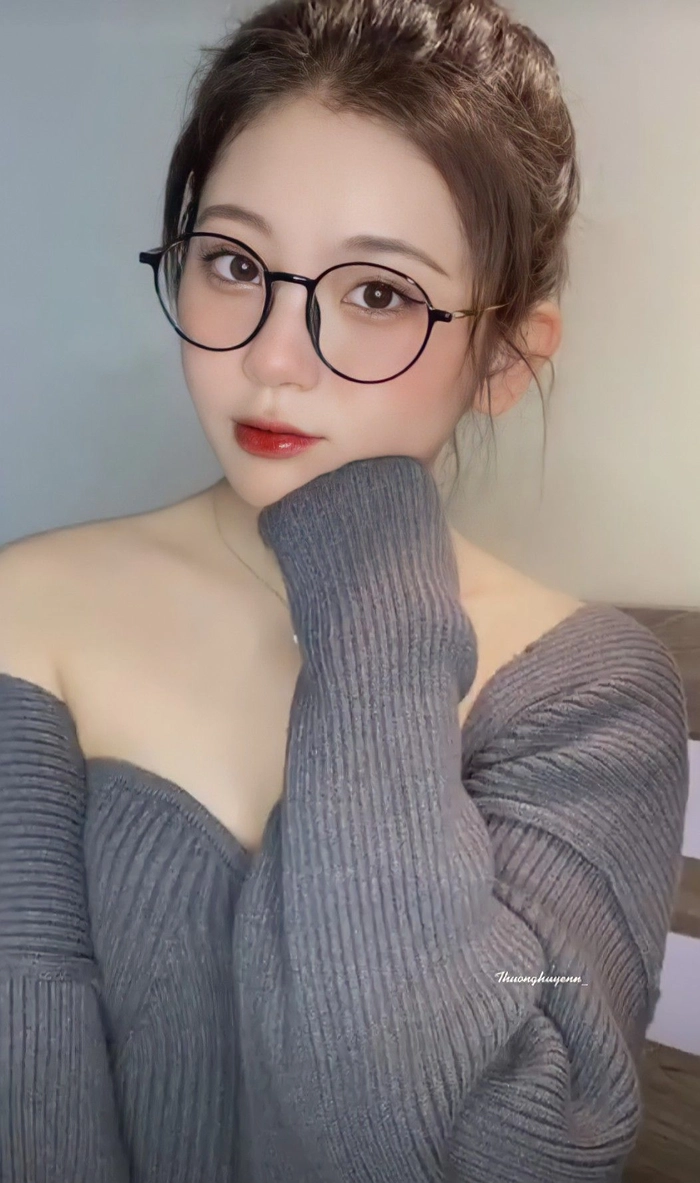 Ảnh gái xinh đeo mắt kính cute tự nhiên