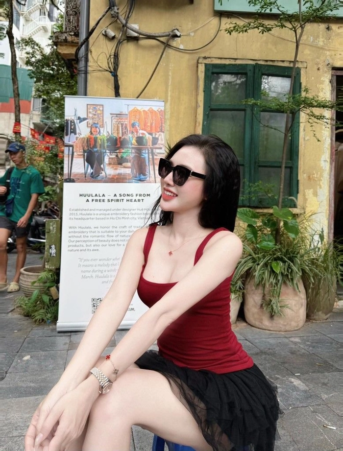Ảnh gái xinh đeo mắt kính phong cách sexy