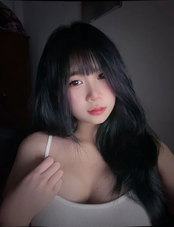 Ảnh gái xinh đẹp tự sướng với biểu cảm nhẹ nhàng