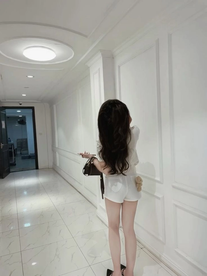 Ảnh gái xinh đứng quay lưng phong thái tự tin