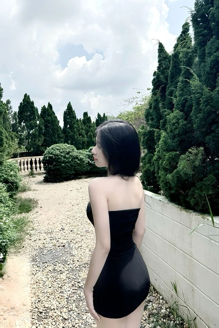 Ảnh gái xinh đứng quay lưng tôn dáng