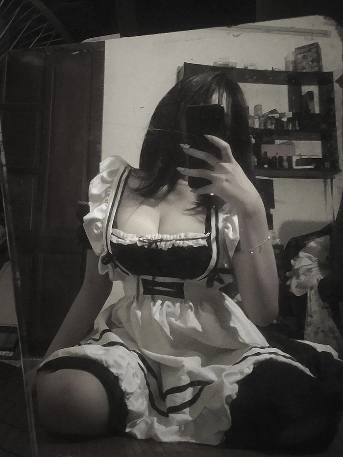 Ảnh gái xinh mặc đồ hầu gái che mặt bí ẩn