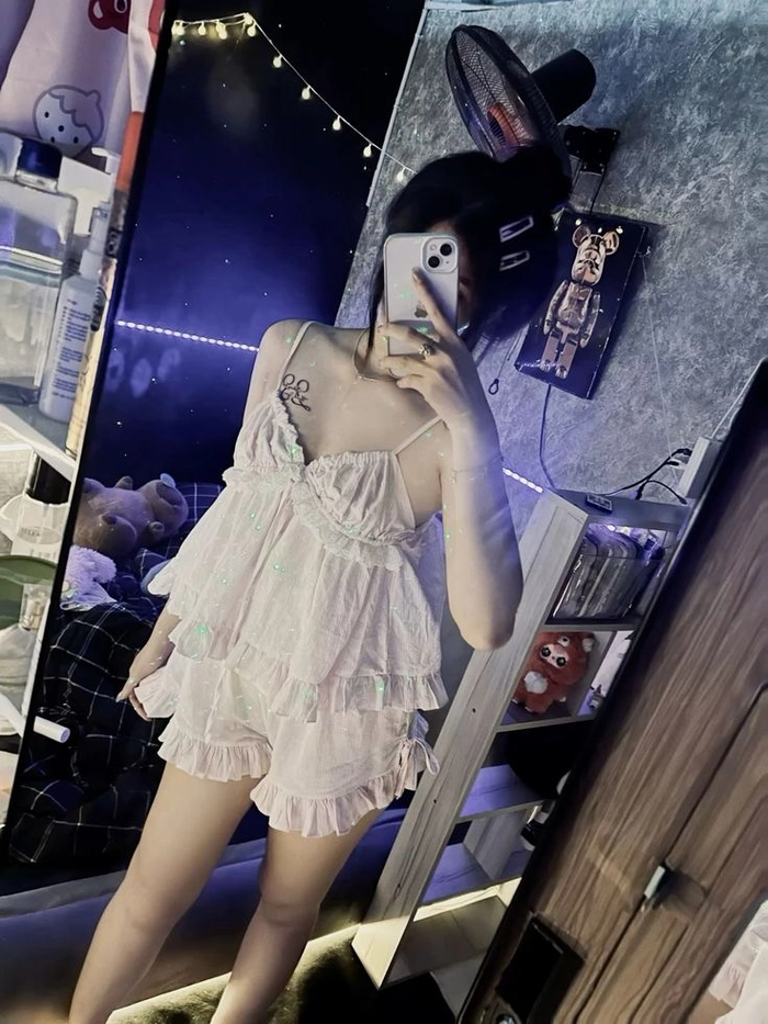 Ảnh gái xinh mặc đồ ngủ cuốn hút