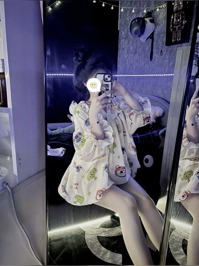 Ảnh gái xinh mặc đồ ngủ phong cách tối giản