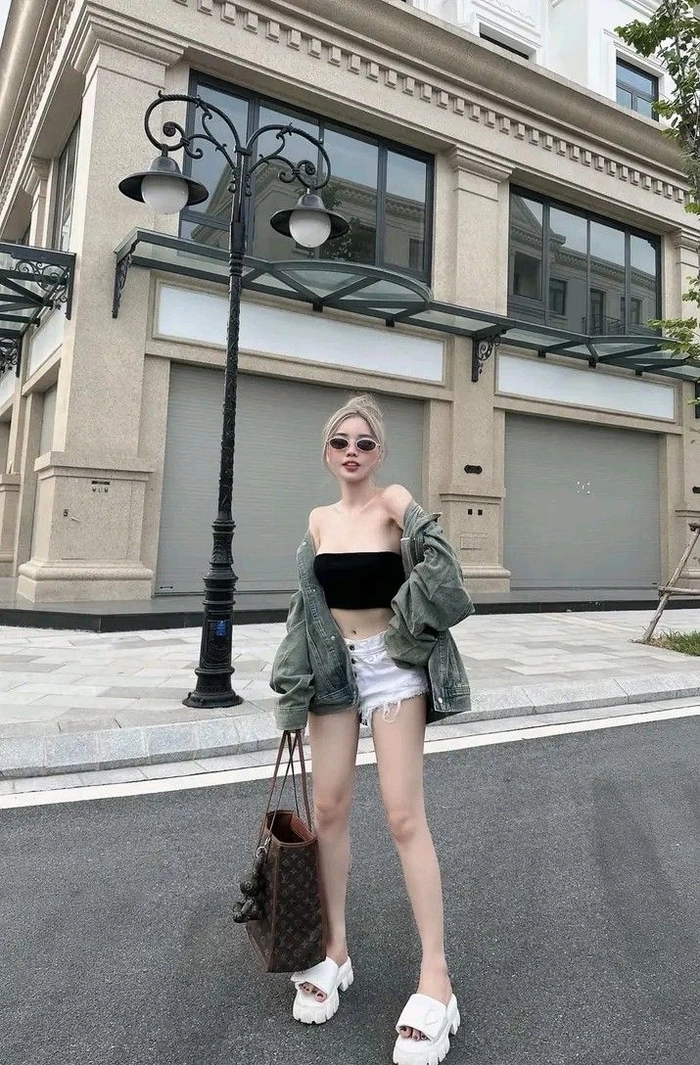 Ảnh gái xinh mặc quần ngắn phong cách cá tính