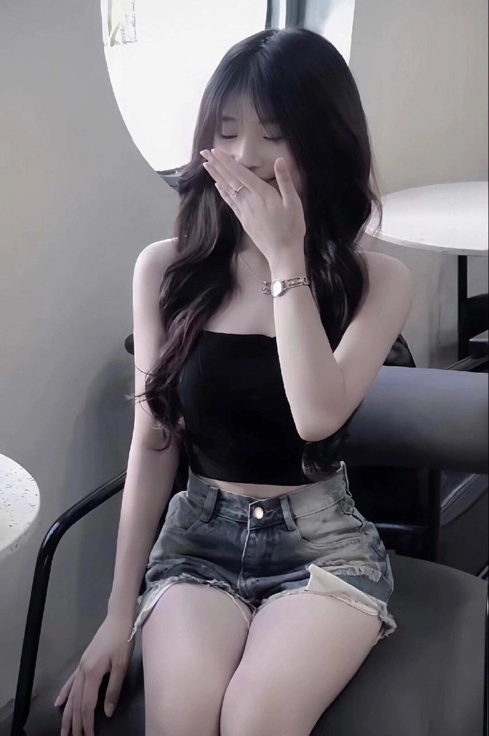 Ảnh gái xinh mặc quần ngắn phong cách trẻ trung