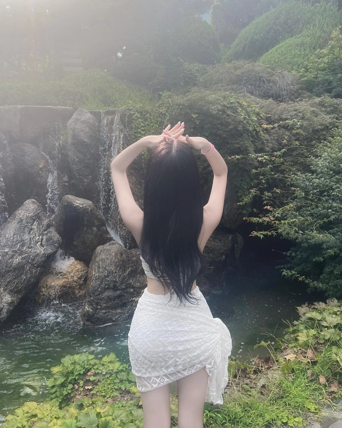 Ảnh gái xinh ngồi quay lưng duyên dáng