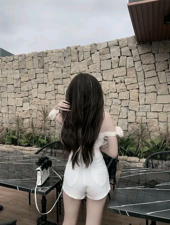 Ảnh gái xinh ngồi quay lưng phong cách dịu dàng