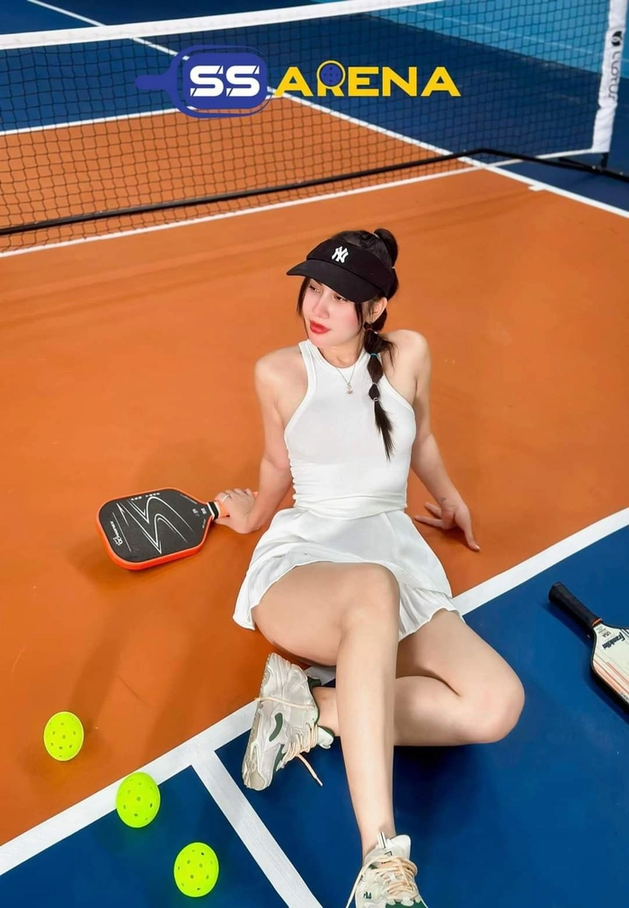 Ảnh gái xinh pickleball năng lượng tích cực