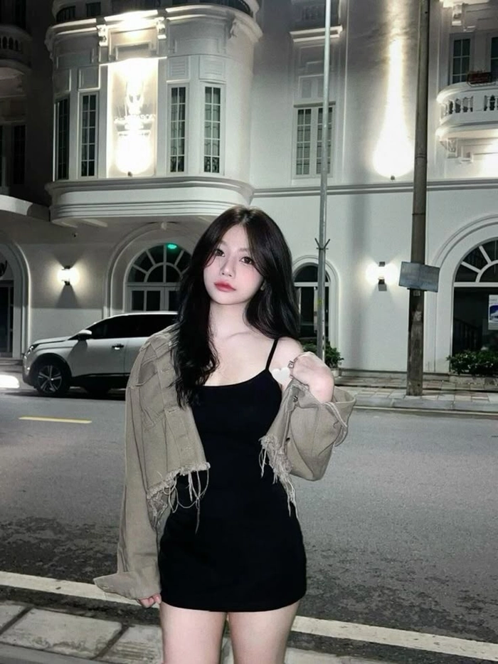 Ảnh gái xinh quần jean ngắn trẻ trung