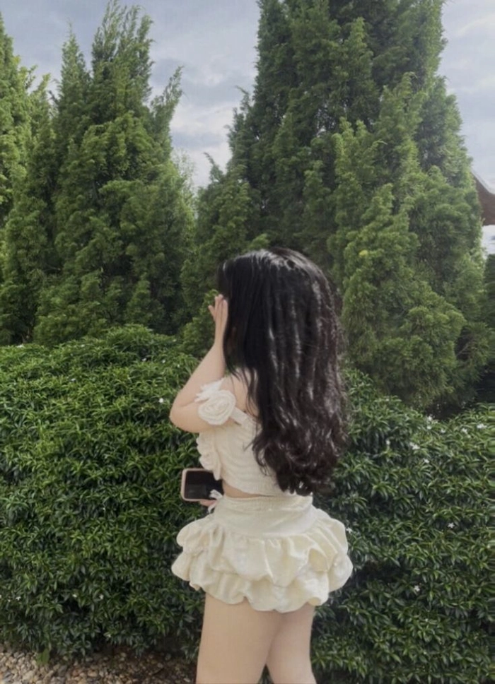 Ảnh gái xinh quay lưng đẹp tự nhiên