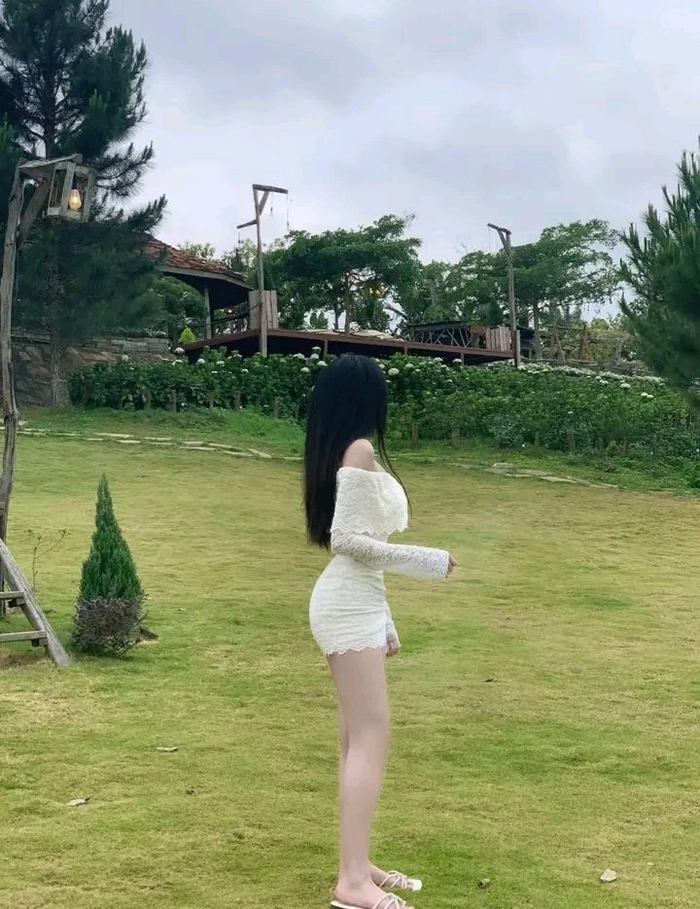 Ảnh gái xinh quay lưng phong cách trẻ