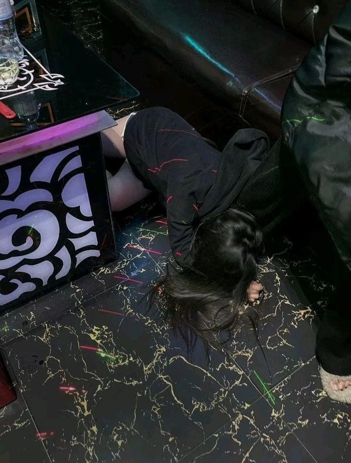 Ảnh gái xinh say rượu cảm xúc tự nhiên