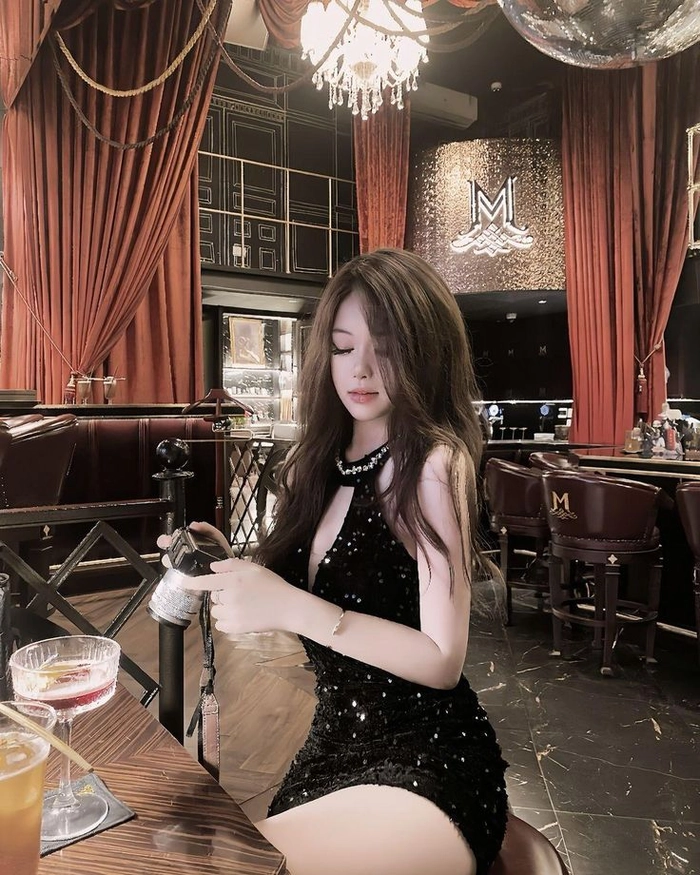 Ảnh gái xinh say rượu giàu cảm xúc