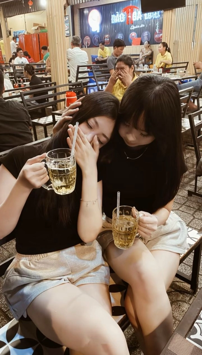 Ảnh gái xinh say rượu mang cảm giác gần gũi