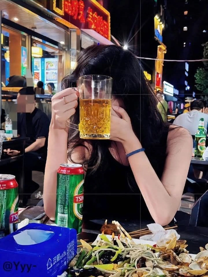 Ảnh gái xinh say rượu phong cách tự nhiên