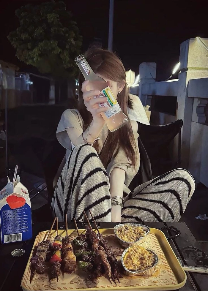 Ảnh gái xinh say rượu phong thái mềm mại