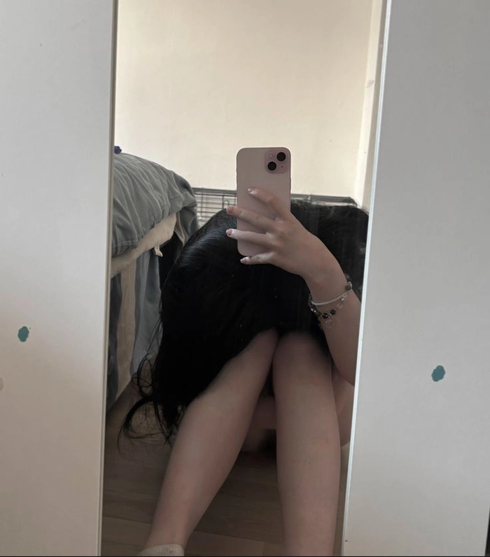 Ảnh gái xinh tâm trạng lặng im