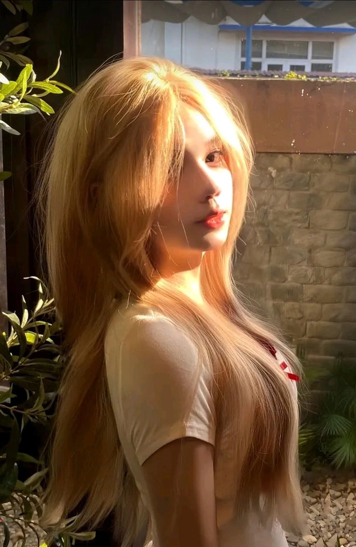 Ảnh gái xinh tóc dài che mặt cá tính