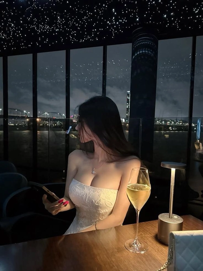 Ảnh gái xinh tóc dài đeo kính cute