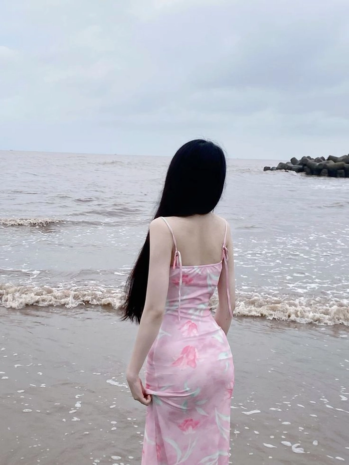 Ảnh girl xinh quay lưng phong cách hiện đại
