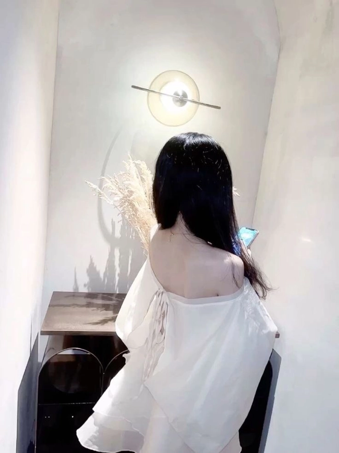 Ảnh girl xinh quay lưng phong cách nữ tính