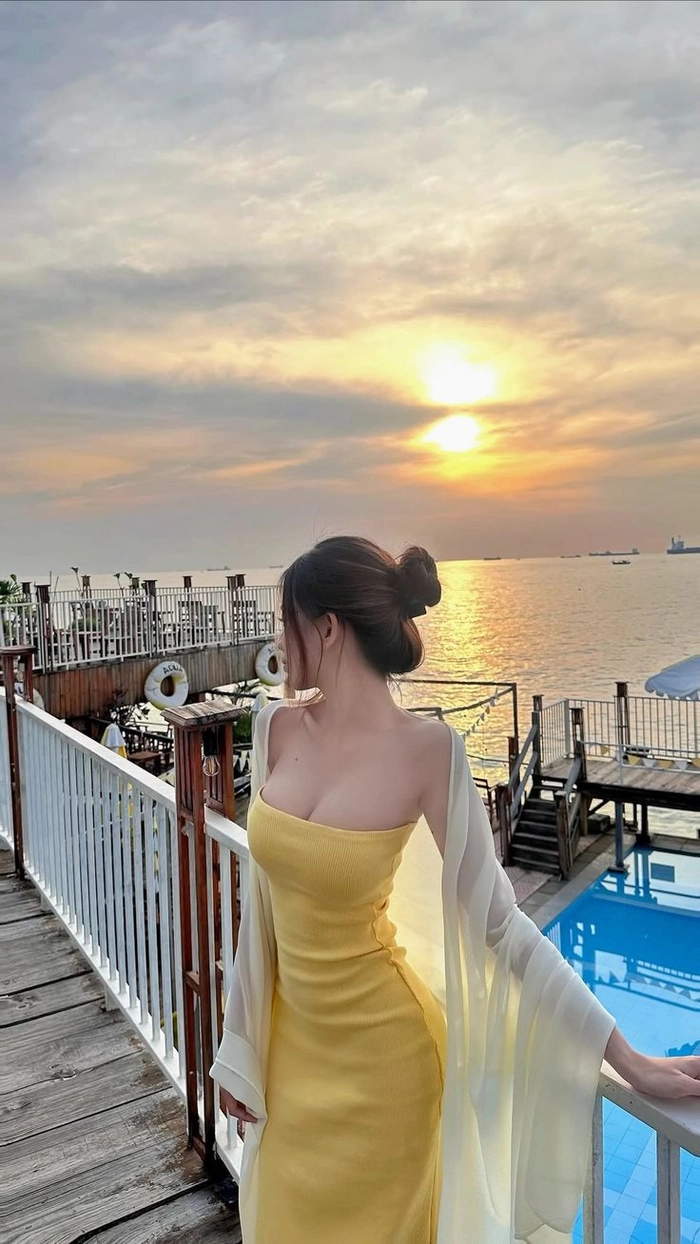 Cô gái nước ngoài xinh đẹp thanh lịch