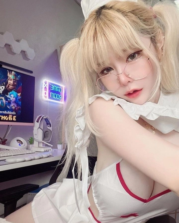 Gái đẹp mặc đồ hầu gái phong cách hiện đại