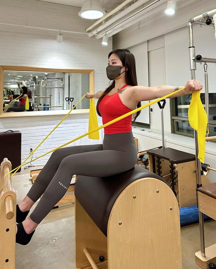 Gái mặc quần legging phong cách tối giản