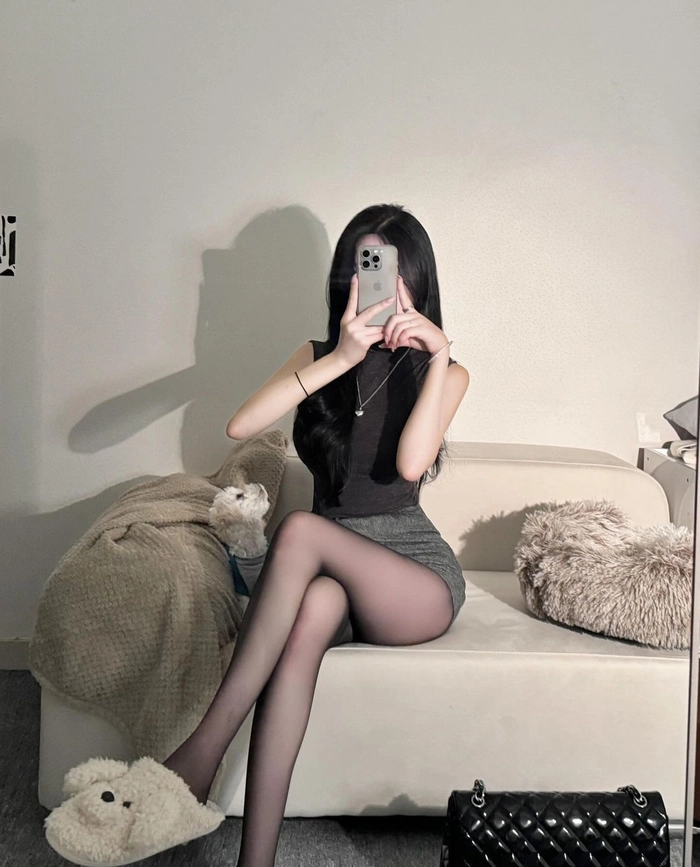 Gái mặc quần tất đen phong cách cá tính