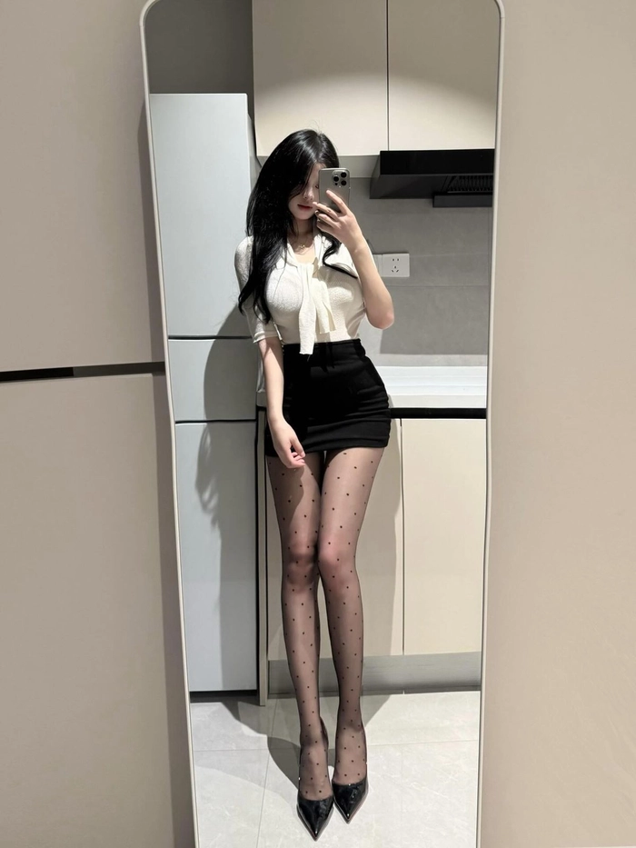 Gái mặc quần tất đen thời trang