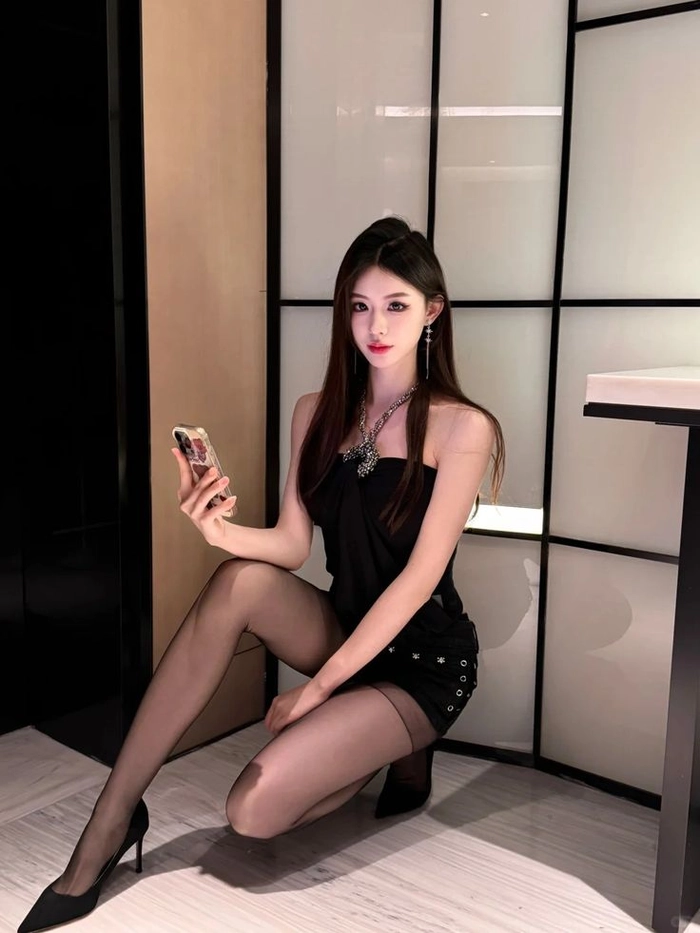 Gái mặc quần tất phong cách tối giản