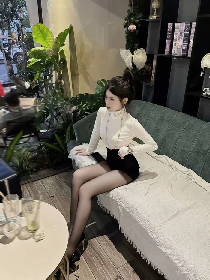 Gái mặc quần tất phong thái tự nhiên