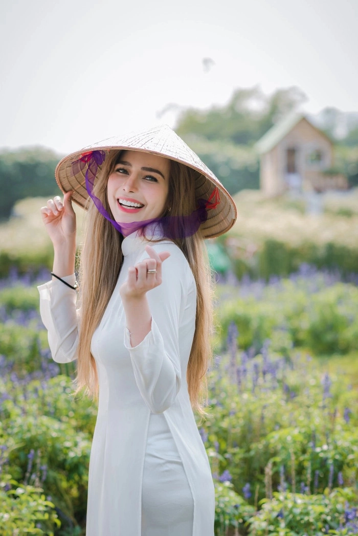 Gái tây mặc áo dài tạo cảm giác mới lạ